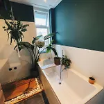 Spacious Designer Duplex Next To Park