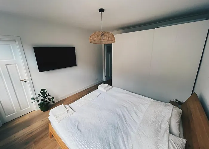 Spacious Designer Duplex Next To Park