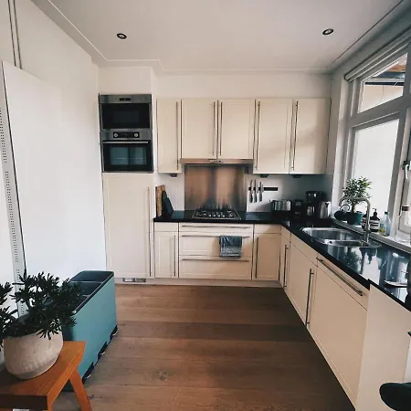 Spacious Designer Duplex Next To Park Апартаменты