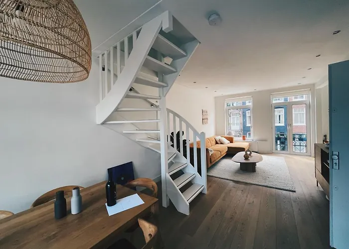 Spacious Designer Duplex Next To Park アパート